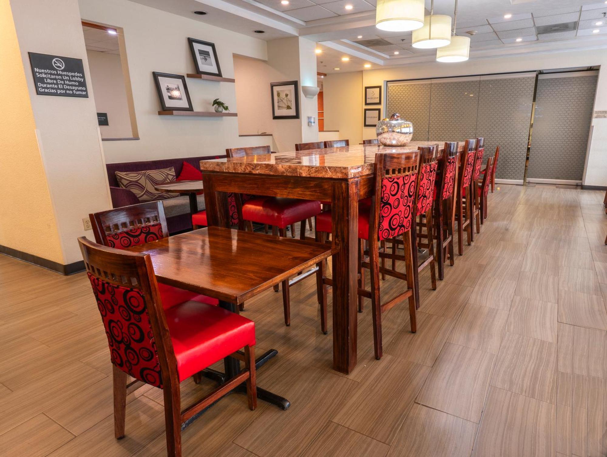 Hampton Inn By Hilton Guadalajara-Aeropuerto Las Pintas Екстер'єр фото