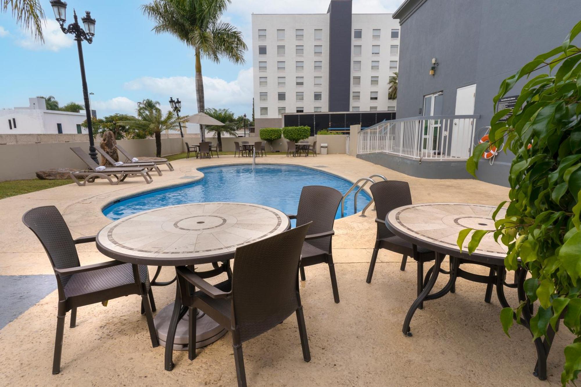Hampton Inn By Hilton Guadalajara-Aeropuerto Las Pintas Екстер'єр фото